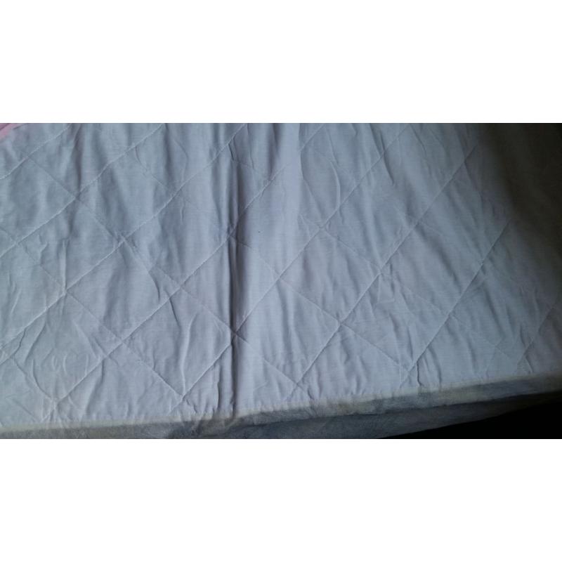 Single bed with mattress and mattress protector