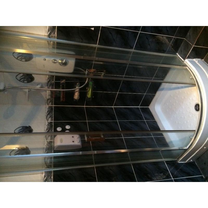 Quadrant shower cubicle