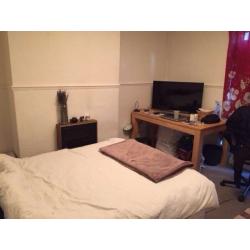 The room itself is nearby 24h shops, bus stops and several pubs and restaurants.