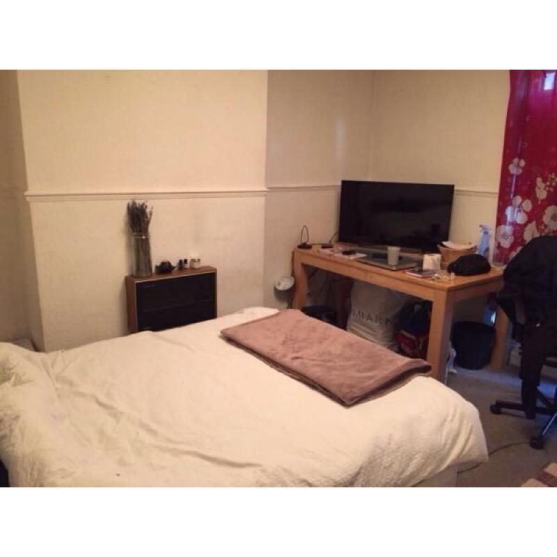 The room itself is nearby 24h shops, bus stops and several pubs and restaurants.