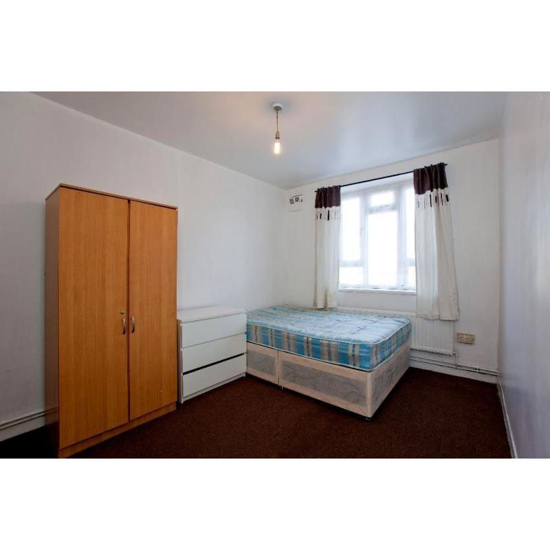 FANTASTIC 2 DOUBLE ROOMS AVAILABLE FOR RENT*** NO DEPOSIT*** ZONE 2
