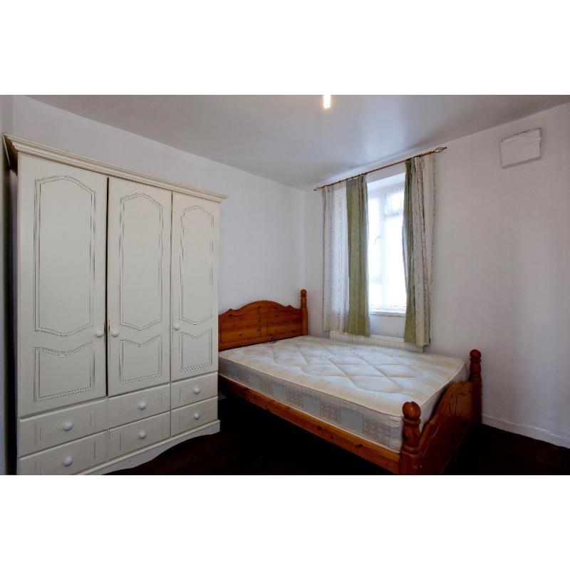 FANTASTIC 2 DOUBLE ROOMS AVAILABLE FOR RENT*** NO DEPOSIT*** ZONE 2