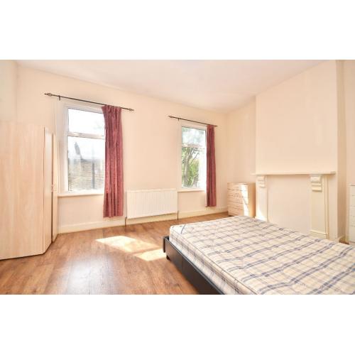 EXTRA LARGE DOUBLE ROOM AVAILABLE FOR RENT ***NO DEPOSIT***REQUIRED