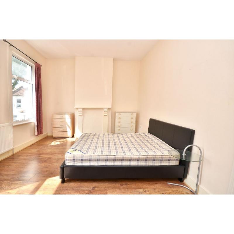 EXTRA LARGE DOUBLE ROOM AVAILABLE FOR RENT ***NO DEPOSIT***REQUIRED