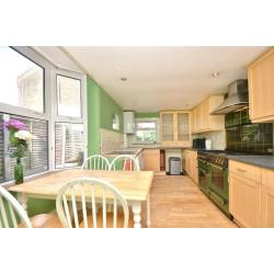 EXTRA LARGE DOUBLE ROOM AVAILABLE FOR RENT ***NO DEPOSIT***REQUIRED
