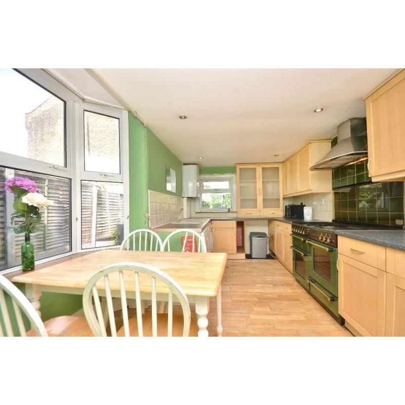 EXTRA LARGE DOUBLE ROOM AVAILABLE FOR RENT ***NO DEPOSIT***REQUIRED