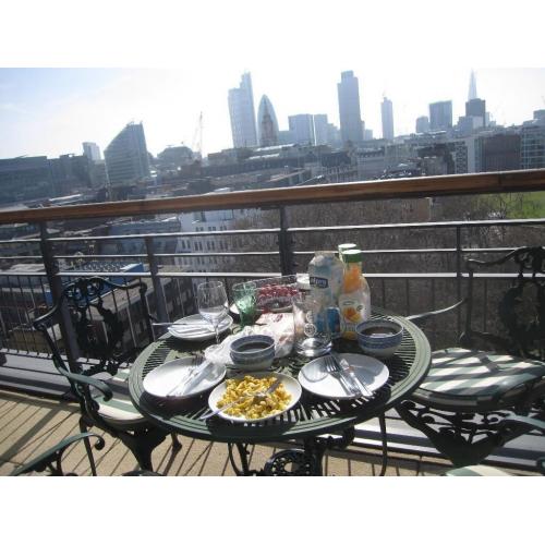 Penthouse Flat in Shoreditch, Double Bedroom, Yaw Dropping View