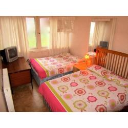 BIG TWIN ROOM/CLAPHAM JUNCTION AREA/2 DOUBLE SIZE BEDS/SPLIT LEVEL FLAT/LIVING ROOM/AVAILABLE NOW
