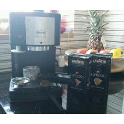 Delongi cafe treviso Coffee Machine + 2 lavazza expresso coffes