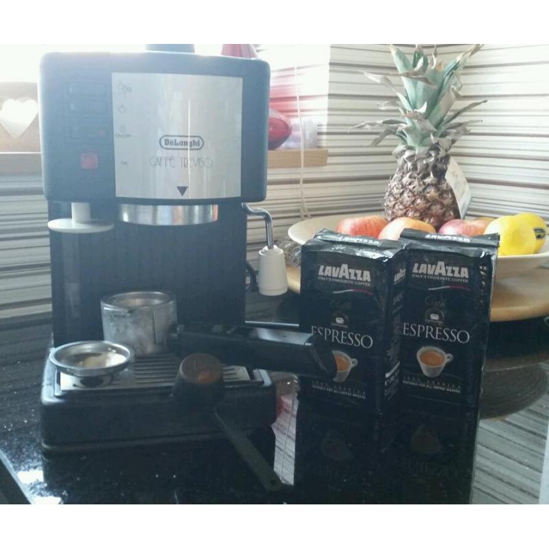 Delongi cafe treviso Coffee Machine + 2 lavazza expresso coffes