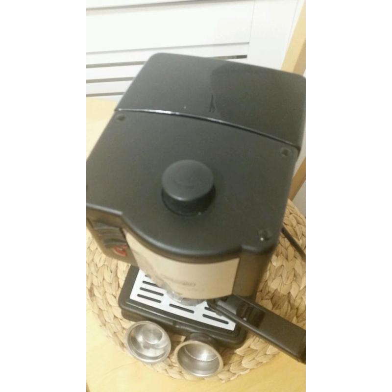 Delongi cafe treviso Coffee Machine + 2 lavazza expresso coffes