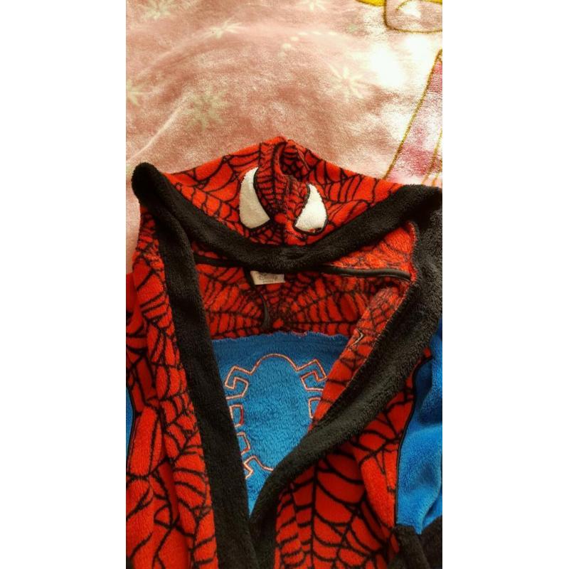 Disney store boys spiderman dressing gown 7 to 8 would fit 6 years to