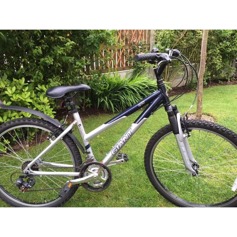 Ladies Giant Rock Mountain Bike hardly used, SR suntour forks