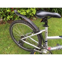 Ladies Giant Rock Mountain Bike hardly used, SR suntour forks