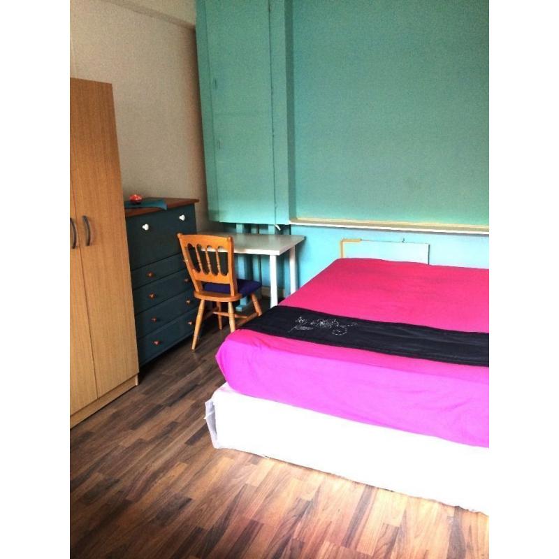 Spacious Room near Southwark Park, right next to the Thames