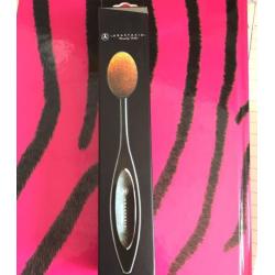 ANASTASIA BEVERLY HILLS OVAL MAKE UP BRUSH