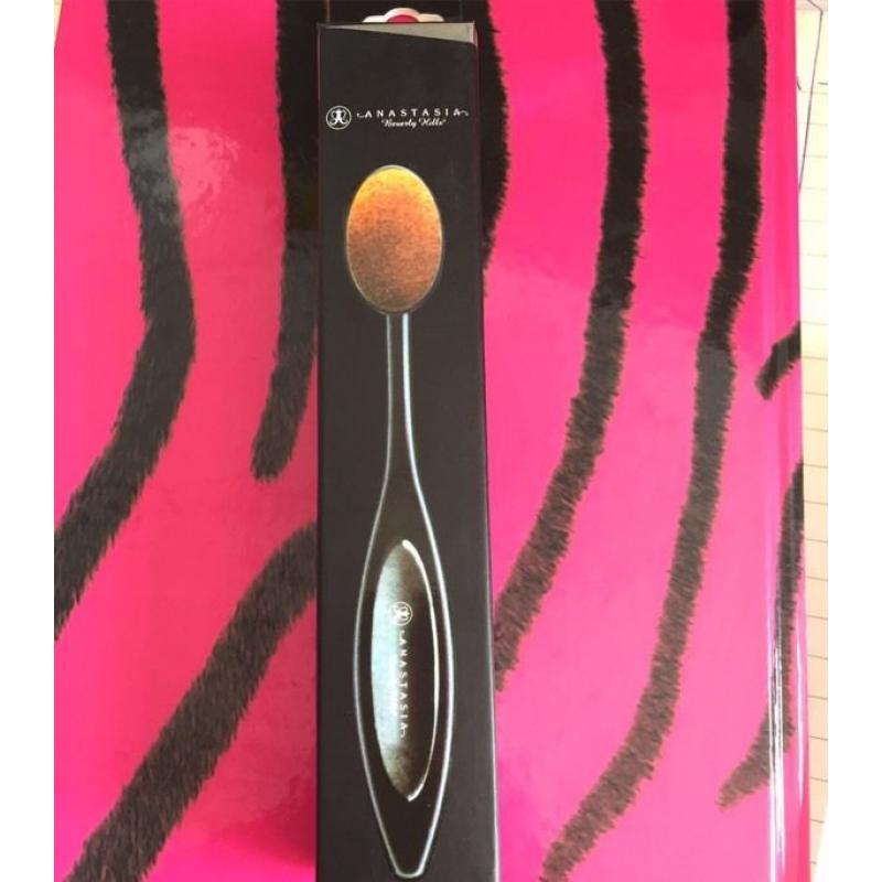 ANASTASIA BEVERLY HILLS OVAL MAKE UP BRUSH