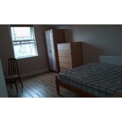 Double room available in lovely house in Southville
