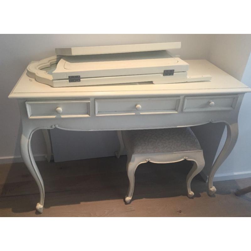 Double Bed (kingsize) Cream Parisienne style, 2 bedside tables, dressing table, stool, chest drawers