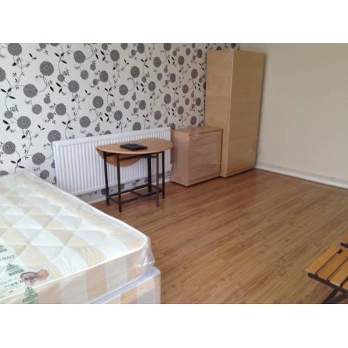 fully furnished massive double bedroom to let nerby london bridge main line station