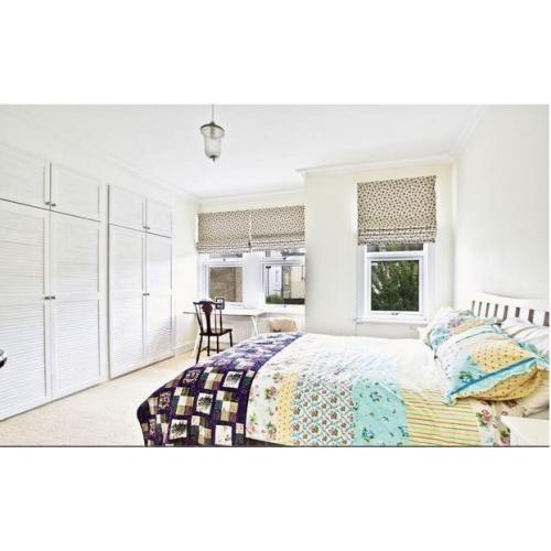 spacious double room(for 1 person only) in a lovely clean house SE7- Charlton & North Greenwich