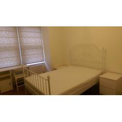 spacious double room(for 1 person only) in a lovely clean house SE7- Charlton & North Greenwich