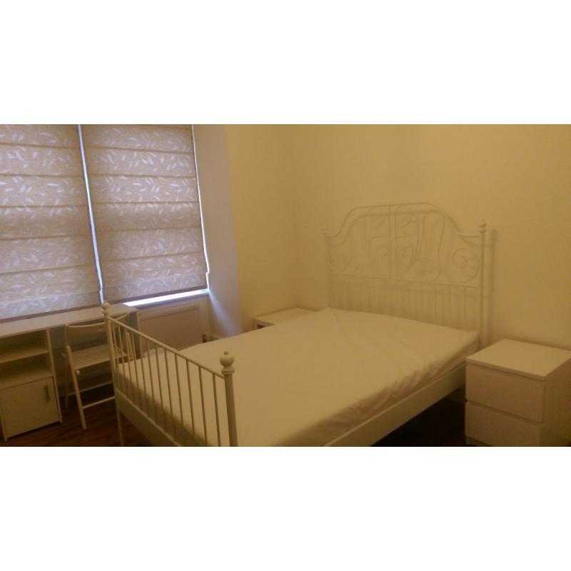 spacious double room(for 1 person only) in a lovely clean house SE7- Charlton & North Greenwich