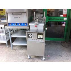 CATERING COMMERCIAL HENNY PENNY FRIED CHICKEN PRESSURE COOKER, MANUAL GAS MODEL FAST FOOD KITCHEN