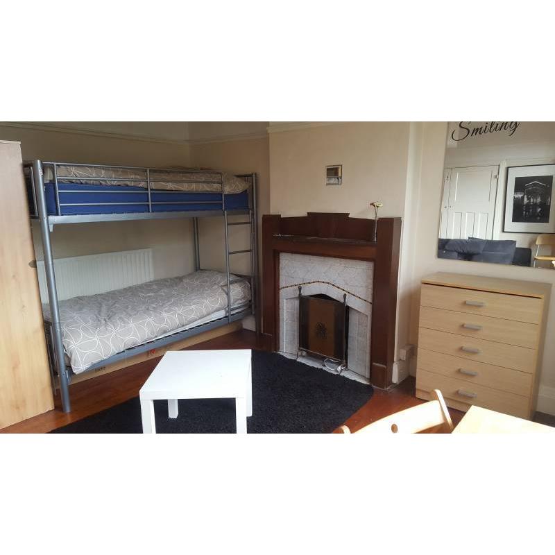 Large TWIN room with living area (Streatham Hill)