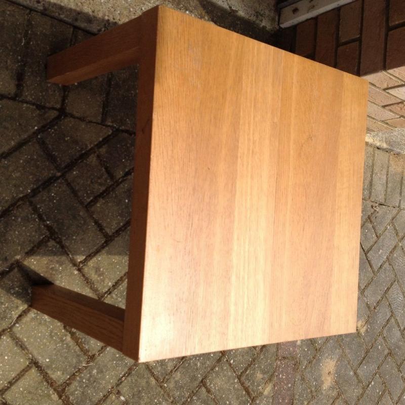 SMALL LIGHT OAK COFFE TABLE.