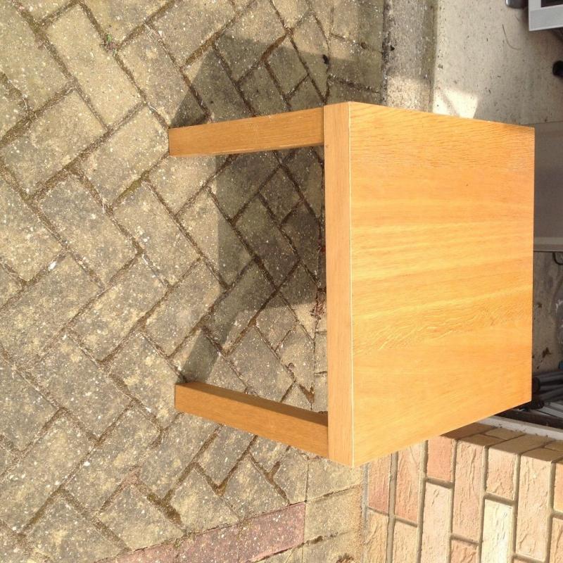 SMALL LIGHT OAK COFFE TABLE.