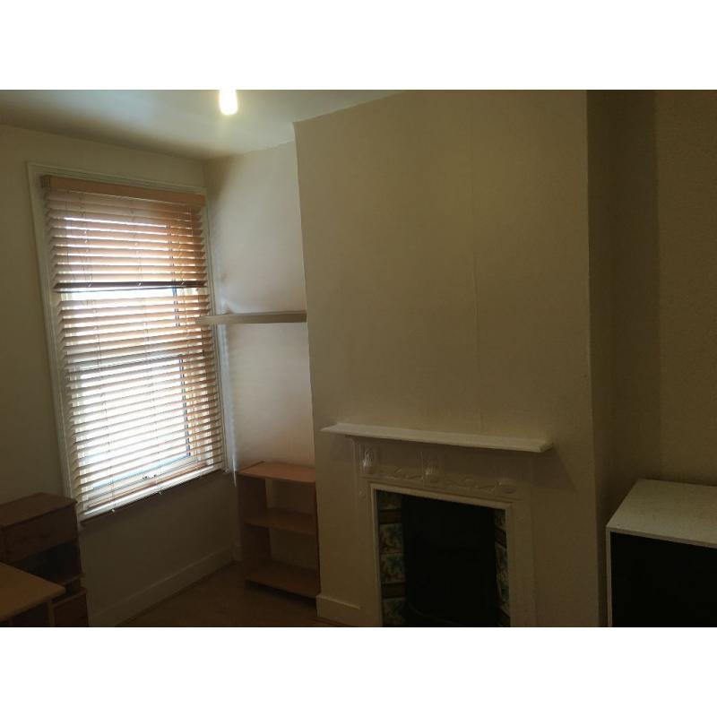 05 rooms to rent in Tooting Broadway
