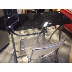 Breakfast utility table with 2 chairs in exellent condition
