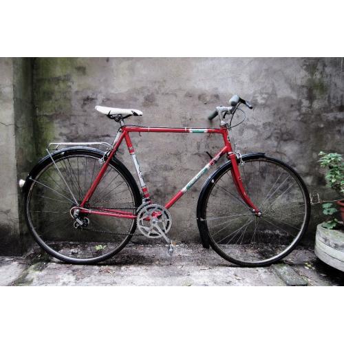 HALFORDS COMPETITOR, vintage dutch style mixte frame traditional road bike, 22.5 inch. 10 speed
