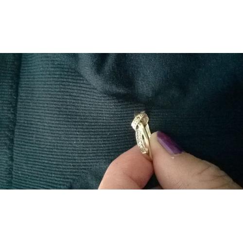 9CT GOLD KNOT RING WITH DIAMONDS