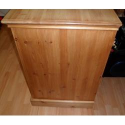 Solid pine chest of drawers/ dresser/ cabinet/ unit