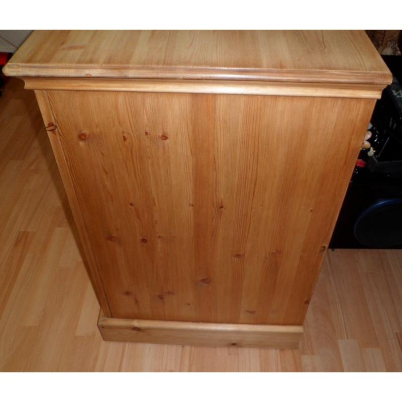 Solid pine chest of drawers/ dresser/ cabinet/ unit