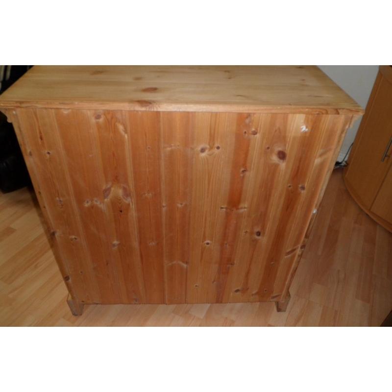 Solid pine chest of drawers/ dresser/ cabinet/ unit