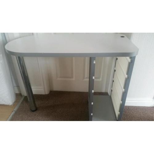 Nail table