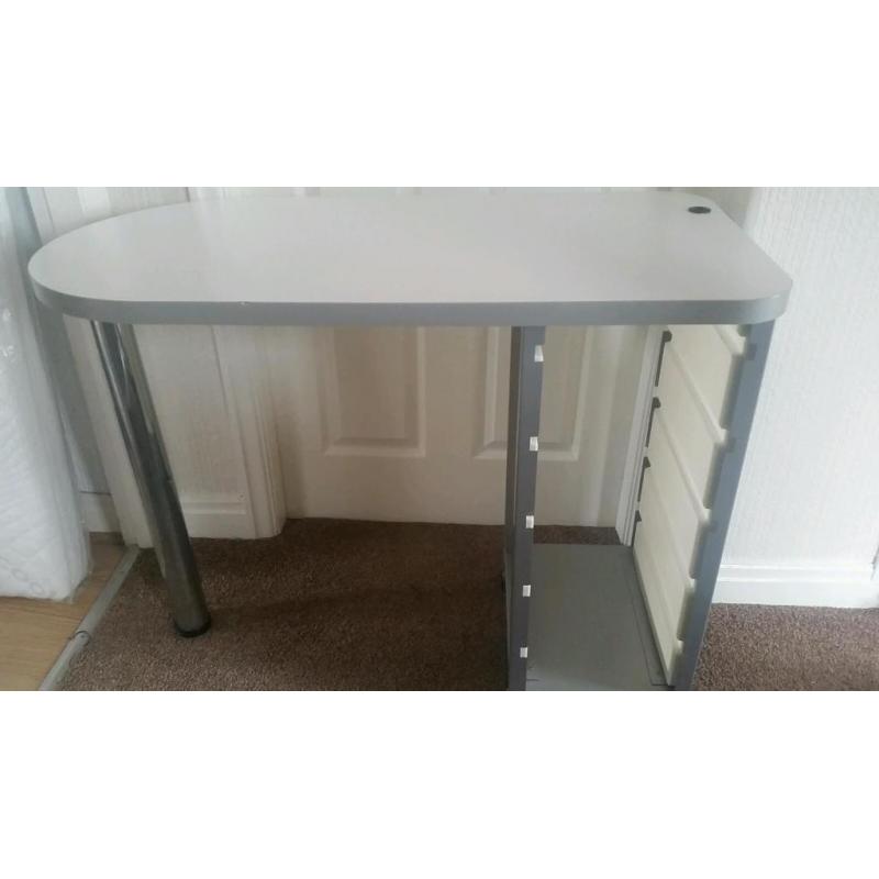 Nail table