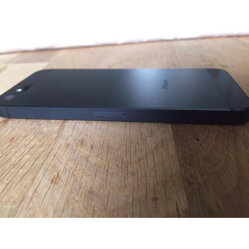 iPhone 5 open to all networks mint condition