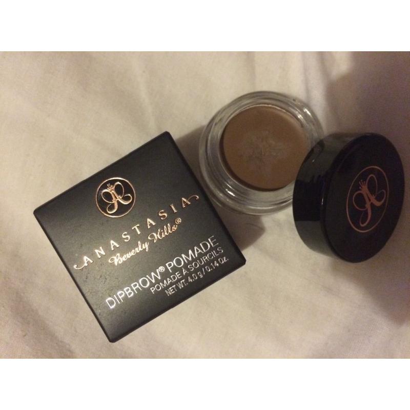 Anastasia Beverly Hills Dipbrow pomade in soft brown