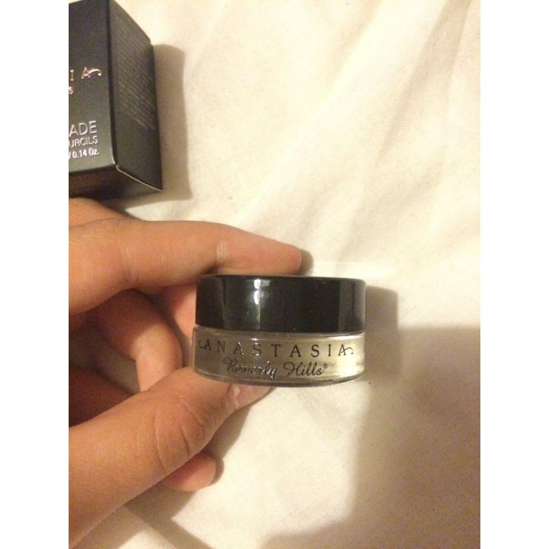 Anastasia Beverly Hills Dipbrow pomade in soft brown