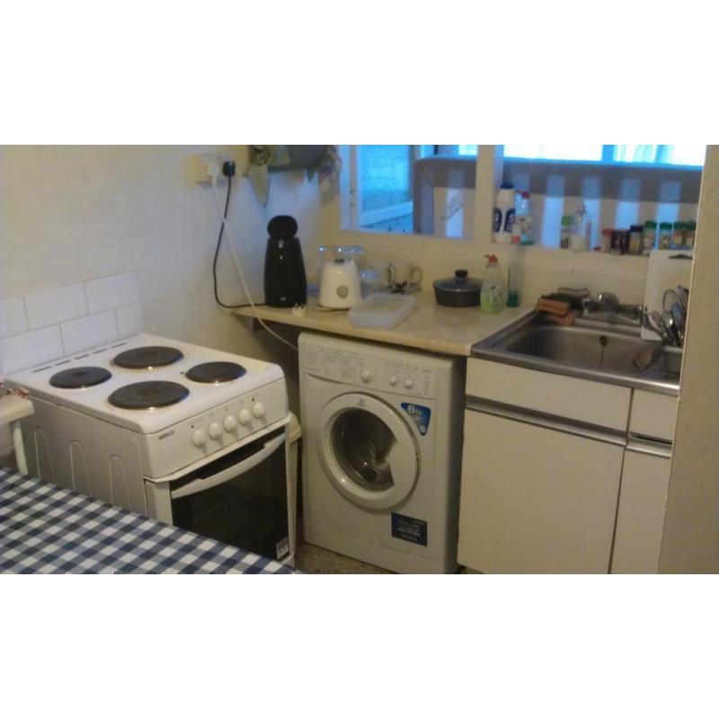 GREAT LOCATION IN THE EAST!!!! 1 STOP FROM HACKNEY CENTRAL!!! ZONE 2