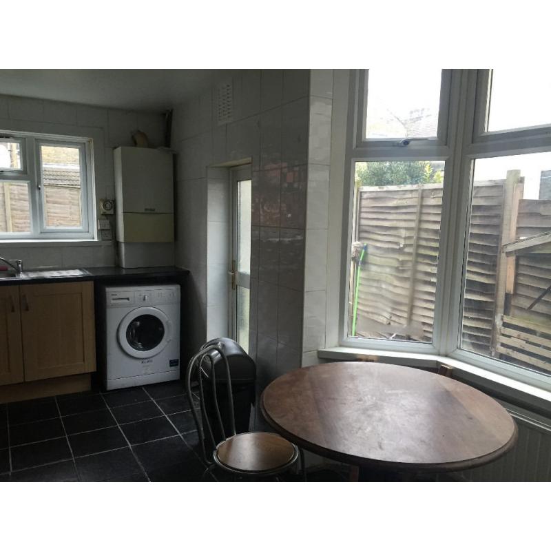DOUBLE BEDROOMS TO RENT IN STRATFORD NEAR MARYLAND STATION (WESTFIELD SHOPPING CENTER