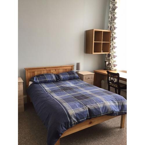 For Couple -Extra large en suite with ALL bills included