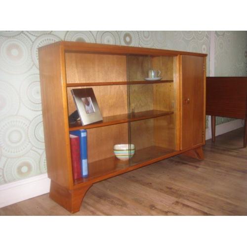 DELIVERY AVAILABLE.Delightful Original 1960s Vintage Blonde/Light Oak Bookcase/Cabinet/Cupboard