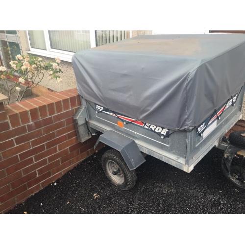 Trailer with cover and extendable height