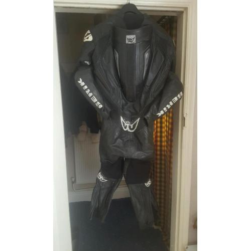 Berik enigma motorcycle leathers size uk44 eye 54