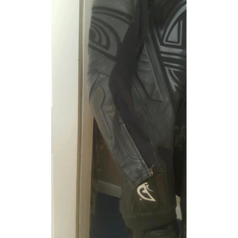 Berik enigma motorcycle leathers size uk44 eye 54
